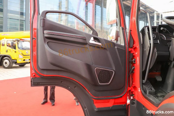FAW Jiefang Qingdao JK6 Medium Truck 200 hp 4X2(6 wheels) 5.8m Flatbed Cargo Truck Cab (2) | 86Trucks