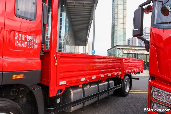 FAW Jiefang Qingdao JK6 Medium Truck 200 hp 4X2(6 wheels) 5.8m Flatbed Cargo Truck Body (1) | 86Trucks