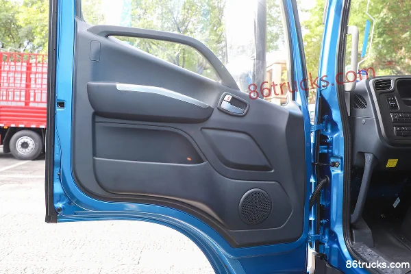 Foton Auman Planet 300 hp 4X2(6 wheels) 6.8m AMT Automatic Refrigerated Truck Cab (2) | 86Trucks