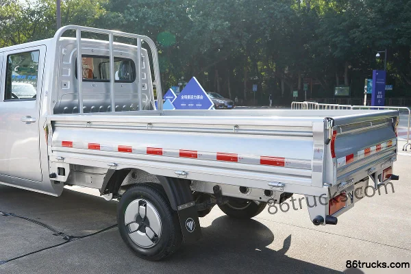 Foton Xiangling Q Split Type Comfort 1.3L 91ch 4X2(6 roues) Essence 2,1m double cabine camion plateau micro (pneus arrière simples) Carrosse