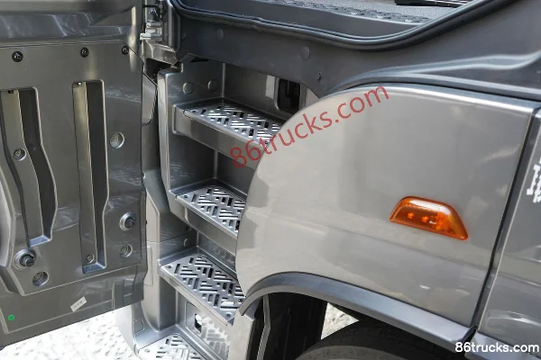 Foton Auman Galaxy Cross Edition 680hp 6X4(10 wheels) AMT Tractor Truck Cab (3) | 86Trucks