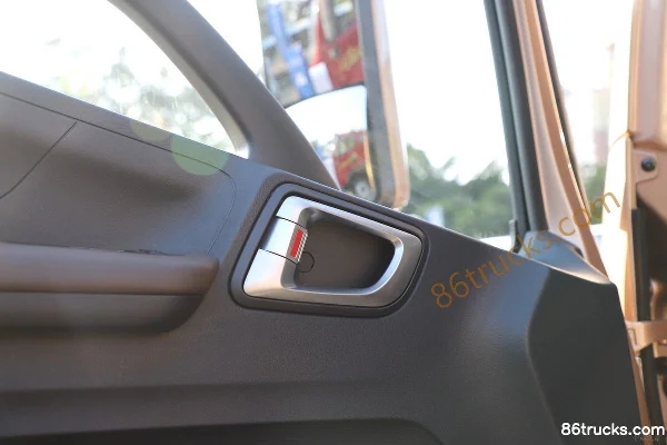 Foton Shenglong ES5 Pro 240 hp 6X2(8 wheels) 6.8m Side Panel Cargo Truck Cab (3) | 86Trucks