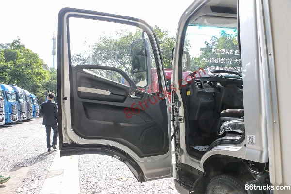 Foton Auman Express Arctic Bear Pro 163hp 4X2(6 wheels) 4.085m refrigerated truck Cab (1) | 86Trucks