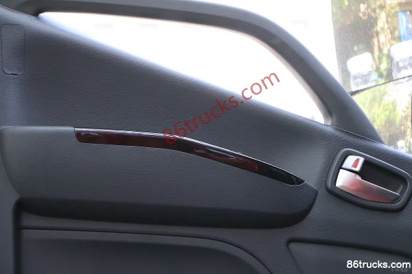 Foton Auhang R Pro 270hp 4X2(6 wheels) 6.8m AMT automatic wing-opening box cargo truck Cab (2) | 86Trucks