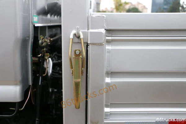 Foton Auling Xinjieyun Pro 2.0T 150 hp 4X2(6 wheels) CNG 4.17m single row flatbed light truck Body (2) | 86Trucks