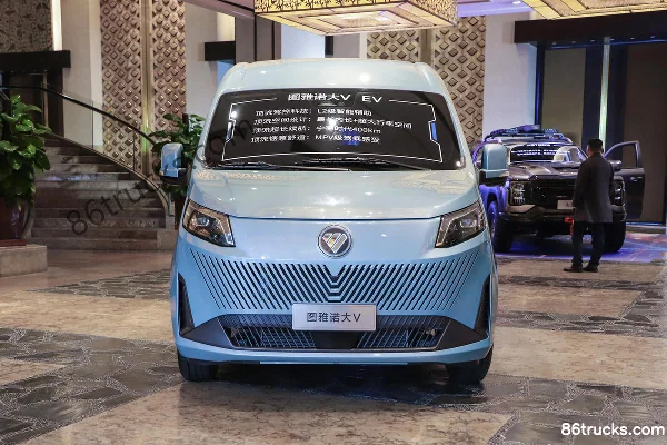 Foton Tuyano Da V 2.4T 9-Seat 5.49m Pure Electric Mid-Roof Light Bus CATL 77.28kWh Exterior (2) | 86Trucks