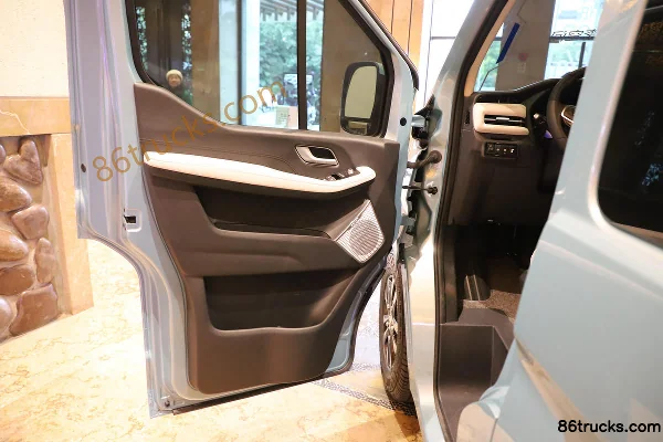 Foton Tuyano Da V 2.4T 9-Seat 5.49m Pure Electric Mid-Roof Light Bus CATL 77.28kWh Cab (2) | 86Trucks
