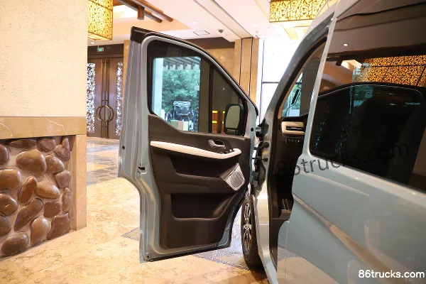 Foton Tuyano Da V 2.4T 9-Seat 5.49m Pure Electric Mid-Roof Light Bus CATL 77.28kWh Cab (1) | 86Trucks