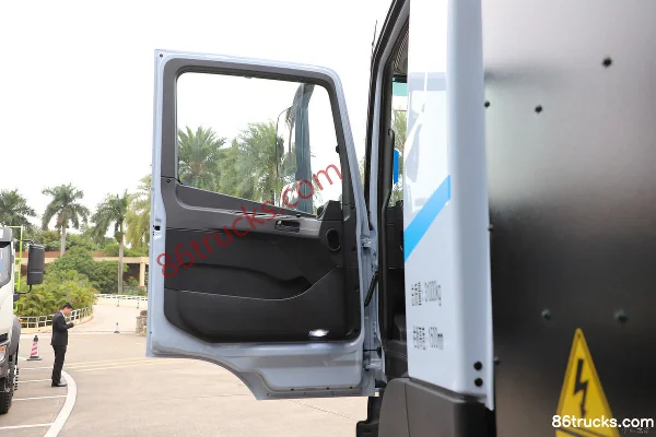 Foton AumanGTL Zhixiang Edition 31T 8X4(12 wheels) 5.8m battery-swap pure electric dump truck 350kWh Cab (1) | 86Trucks