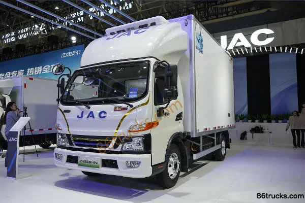 JAC Junling HV6 4.5T 4.015m Plug-in Hybrid Refrigerated Truck 15.55kWh 4X2(6 wheels) Exterior (3) | 86Trucks