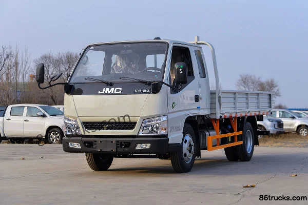 JMC Shunda Small Truck 116hp 4X2(6 wheels) 3.3m Half-Cab Flatbed Light Truck Exterior (3) | 86Trucks