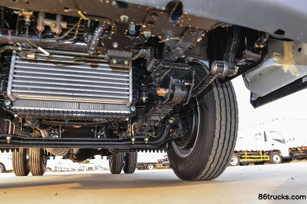 JMC Shunda Small Truck 116hp 4X2(6 wheels) 3.3m Half-Cab Flatbed Light Truck Chassis (3) | 86Trucks
