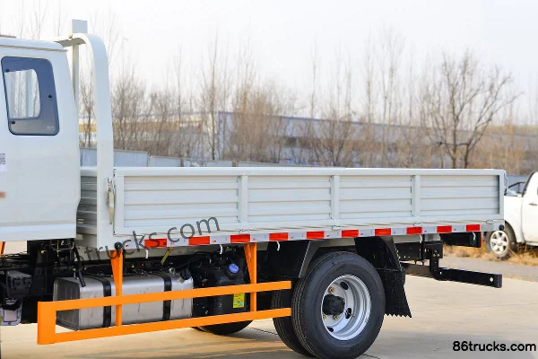 JMC Shunda Small Truck 116hp 4X2(6 wheels) 3.3m Half-Cab Flatbed Light Truck Body (2) | 86Trucks