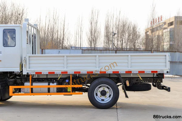 JMC Shunda Small Truck 116hp 4X2(6 wheels) 3.3m Half-Cab Flatbed Light Truck Body (1) | 86Trucks