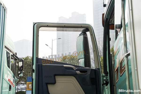 FAW Jiefang Qingdao JH6 Zhizun Edition 350 hp 4X2(6 wheels) 9.7m AMT automatic refrigerated truck Cab (2) | 86Trucks