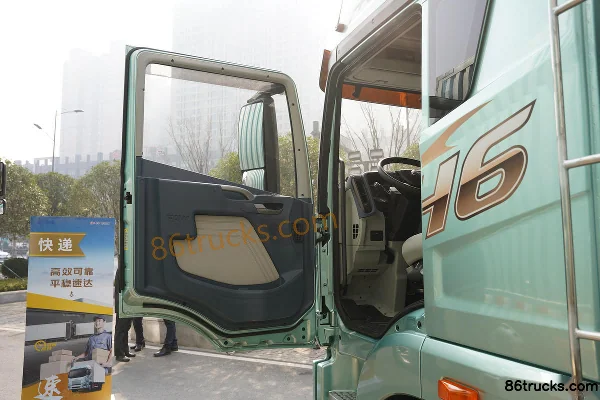 FAW Jiefang Qingdao JH6 Zhizun Edition 350 hp 4X2(6 wheels) 9.7m AMT automatic refrigerated truck Cab (1) | 86Trucks