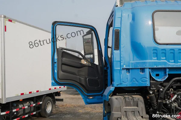 JAC Dewos T9 220hp 4X2(6 wheels) 10m Box Cargo Truck Cab (1) | 86Trucks
