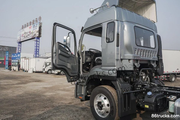 JAC Dewos V9 195 hp 4X2(6 wheels) 5.48m Van Cargo Truck (China VI) Cab (2) | 86Trucks