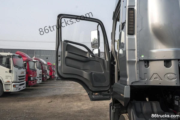 JAC Dewos V9 195 hp 4X2(6 wheels) 5.48m Van Cargo Truck (China VI) Cab (1) | 86Trucks