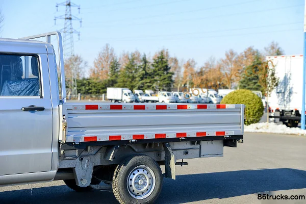 JAC W1 Premium Edition 1.5L Gasoline 116hp 4X2(6 wheels) 5-Speed 2.55m Double Row Flatbed Micro Truck Body (1) | 86Trucks