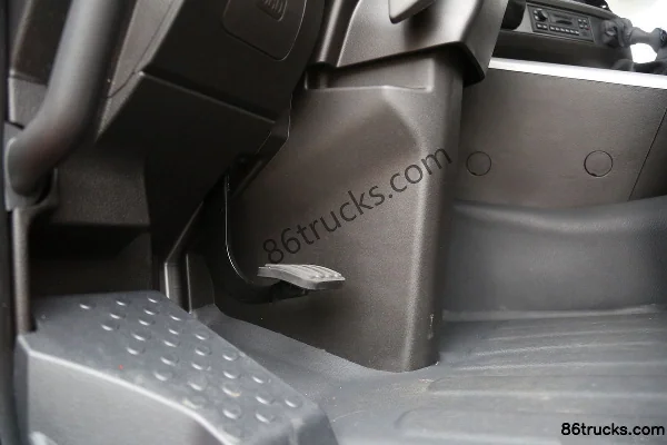 SAIC Hongyan GenlyonC6 PLUS 500 ch 6X4(10 roues) LNG tracteur routier Cabine (3) | 86Trucks