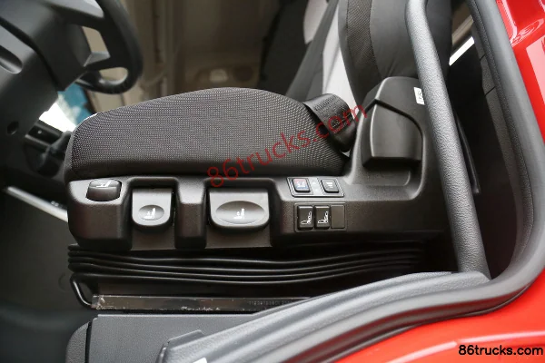 SAIC Hongyan GenlyonC6 PLUS 500 ch 6X4(10 roues) LNG tracteur routier Cabine (2) | 86Trucks