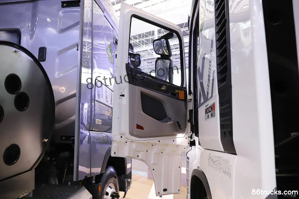 Sinotruk HOWO Max heavy truck 480 hp 6X4(10 wheels) dual-fuel dangerous goods tractor truck (hydraulic retarder) Cab (1) | 86Trucks