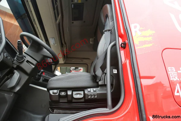 SAIC Hongyan Genlyon H6 Standard Load Edition 500hp 6X4(10 wheels) LNG Tractor Truck (China VI) Cab (2) | 86Trucks