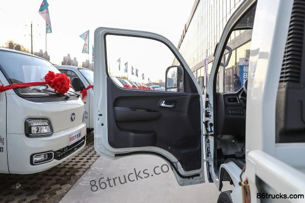 Foton Xiangling M2 Struggle Edition 2.0L 122 hp 4X2(6 wheels) CNG 4m single-row flatbed mini truck Cab (1) | 86Trucks