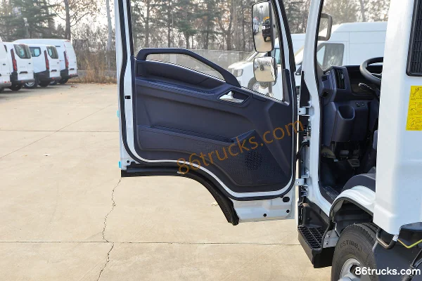 Jiangxi Isuzu Yifang EC5 Standard Edition 116hp 4X2(6 wheels) 3.68m Semi-cab Stake Light Truck (Hydraulic Brake) (2) | 86Trucks