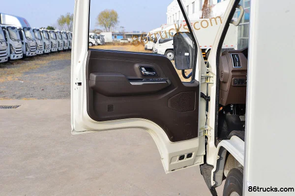 JMC Shunda Small Truck 129hp 4X2(6 wheels) 3.7m Single-Row Box Light Truck Cab (2) | 86Trucks