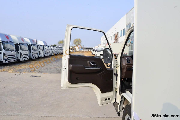 JMC Shunda Small Truck 129hp 4X2(6 wheels) 3.7m Single-Row Box Light Truck Cab (1) | 86Trucks