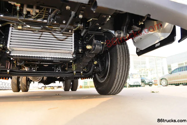 JMC Shunda Small Truck 129hp 4X2(6 wheels) 3.7m Single-Row Box Light Truck Chassis (3) | 86Trucks