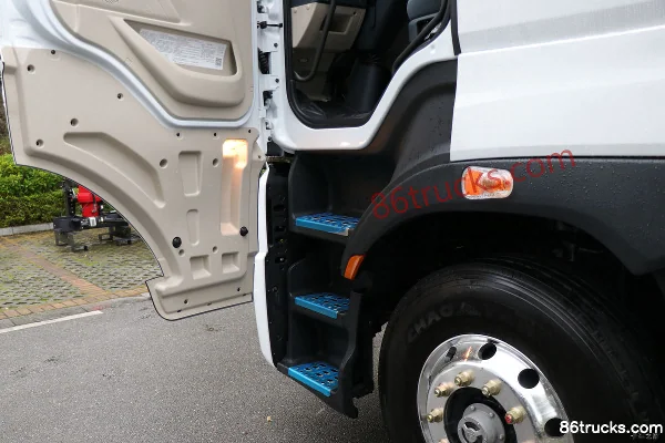 DongfengLiuqi ChenglongH7 version Luhang 580 ch 4X2(6 roues) tracteur routier LNG automatique Cabine (3) | 86Trucks