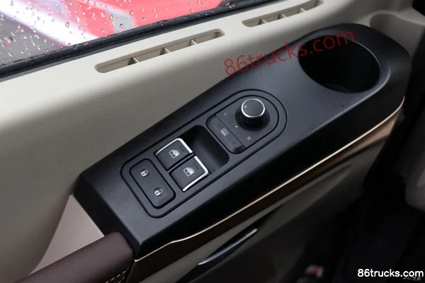 Dongfeng Liuqi Chenglong HK 580 hp 6X4(10 wheels) LNG automatic tractor truck Cab (3) | 86Trucks