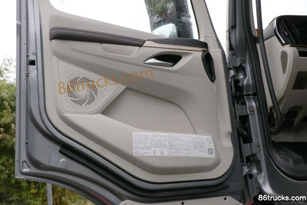 Dongfeng Liuqi Chenglong HK 580 hp 6X4(10 wheels) LNG automatic tractor truck Cab (2) | 86Trucks