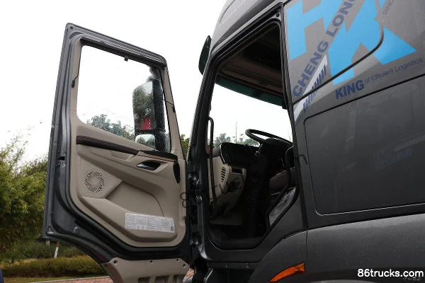 Dongfeng Liuqi Chenglong HK 580 hp 6X4(10 wheels) LNG automatic tractor truck Cab (1) | 86Trucks