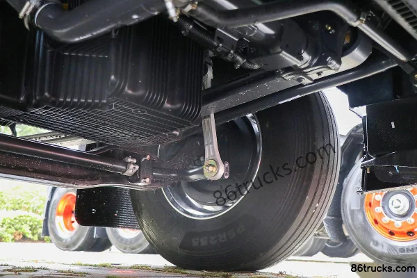 Dongfeng Liuqi Chenglong HK 580 hp 6X4(10 wheels) LNG automatic tractor truck Chassis (3) | 86Trucks