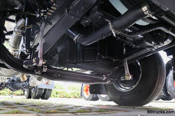 Dongfeng Liuqi Chenglong HK 580 hp 6X4(10 wheels) LNG automatic tractor truck Chassis (2) | 86Trucks