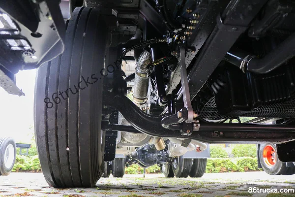 Dongfeng Liuqi Chenglong HK 580 hp 6X4(10 wheels) LNG automatic tractor truck Chassis (1) | 86Trucks