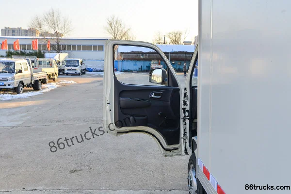Foton Xiangling M1 Luxe 1.6L 122 ch 4X2(6 roues) Essence 3,3 m fourgon monoplace micro camion Cabine (1) | 86Trucks