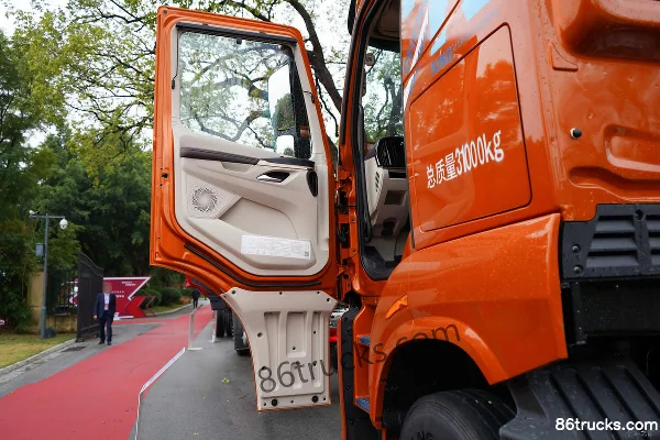 Dongfeng Liuqi Chenglong HK poids lourd 560 ch 8X4(12 roues) 9,47 m camion porteur à ridelles, boîte automatique AMT Cabine (1) | 86Trucks