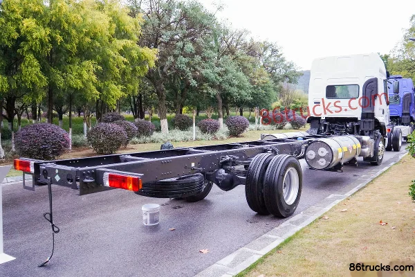 Dongfeng Liuqi Chenglong H5 280hp 4X2(6 wheels) 9.7m LNG van cargo truck Exterior (3) | 86Trucks