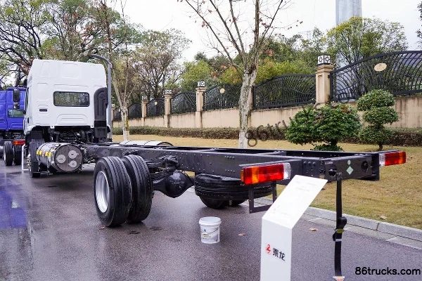 Dongfeng Liuqi Chenglong H5 280hp 4X2(6 wheels) 9.7m LNG van cargo truck Exterior (2) | 86Trucks