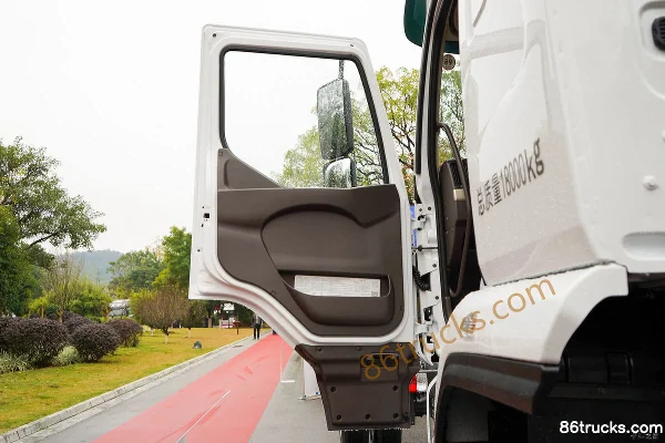 Dongfeng Liuqi Chenglong H5 280hp 4X2(6 wheels) 9.7m LNG van cargo truck Cab (1) | 86Trucks