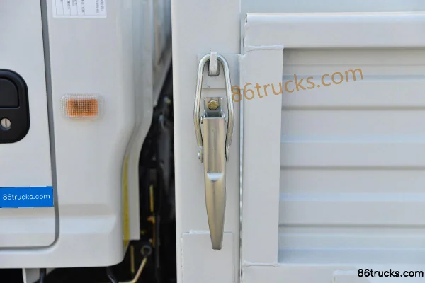 JMC Shunda Small Truck Deluxe 116 hp 4X2(6 wheels) 3.7m Single Row Flatbed Light Truck (China VI) Body (3) | 86Trucks
