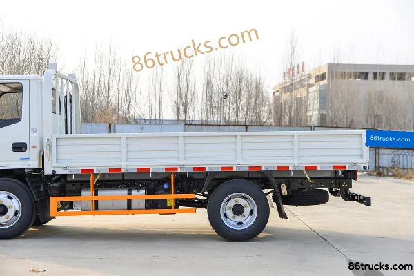 JMC Shunda Small Truck Deluxe 116 hp 4X2(6 wheels) 3.7m Single Row Flatbed Light Truck (China VI) Body (2) | 86Trucks