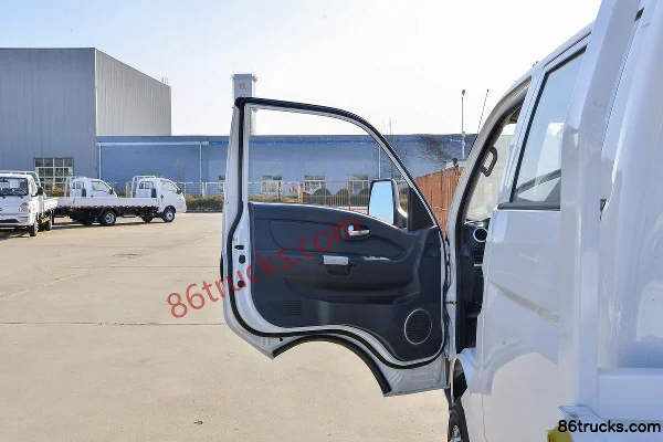 Kama Ruihang X1 2.2L 95hp 4X2(6 wheels) CNG dual fuel 3m double-row flatbed light truck Cab (1) | 86Trucks