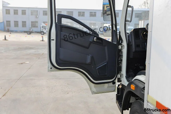 Sinotruk HOWO Hanvo 160hp 4X2(6 wheels) 4.1m refrigerated truck (China VI) Cab (2) | 86Trucks