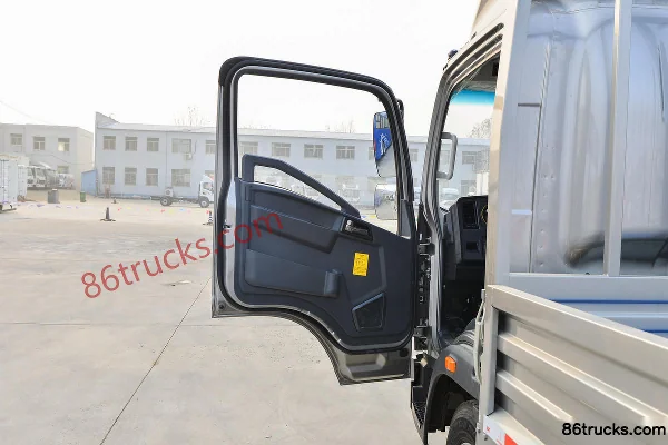 Sinotruk HOWO Hohan 150 hp 4X2(6 wheels) 4.15m Single Row Flatbed Truck (WLY 8-speed) Cab (1) | 86Trucks